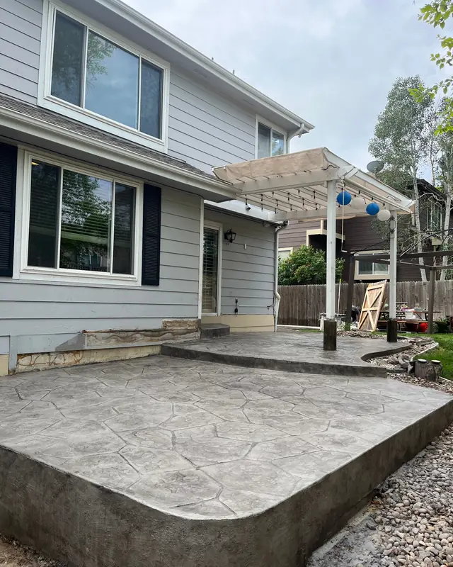 Stone-stamp patio with thick edge